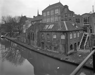 817441 Gezicht op de vervallen gebouwen op de werf van de voormalige bierbrouwerij De Boog te Utrecht, ter hoogte van ...
